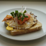 Microgreens på toast med vändstekt ägg och kallrökt lax