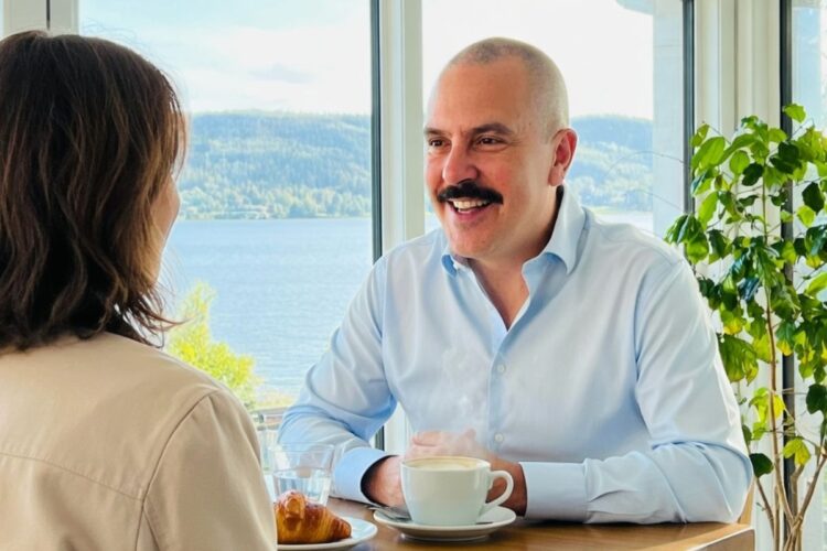 Magnus Bråth intervjuar okänd kvinna